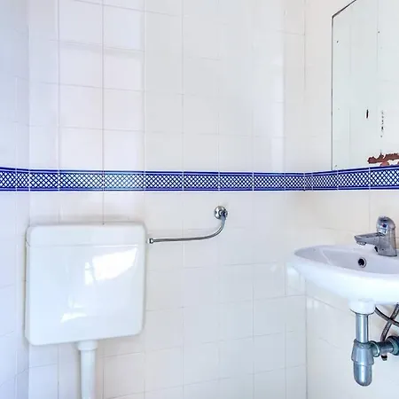 Апартаменти Spacious 3bed W Patio In Graca *
